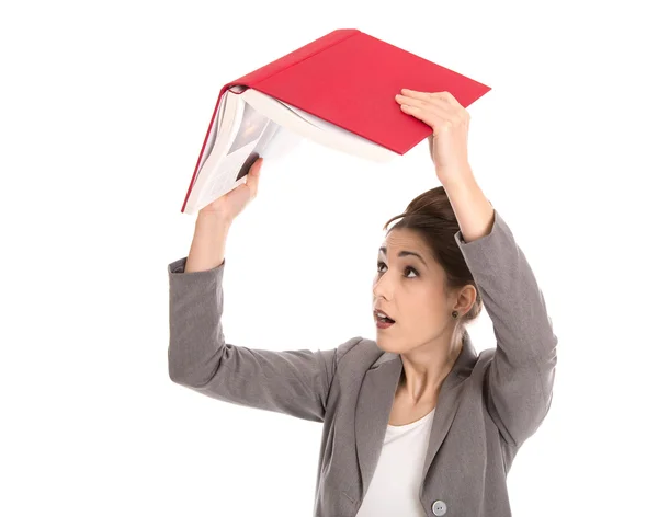 Mujer joven sosteniendo un libro rojo en sus manos . — Foto de Stock