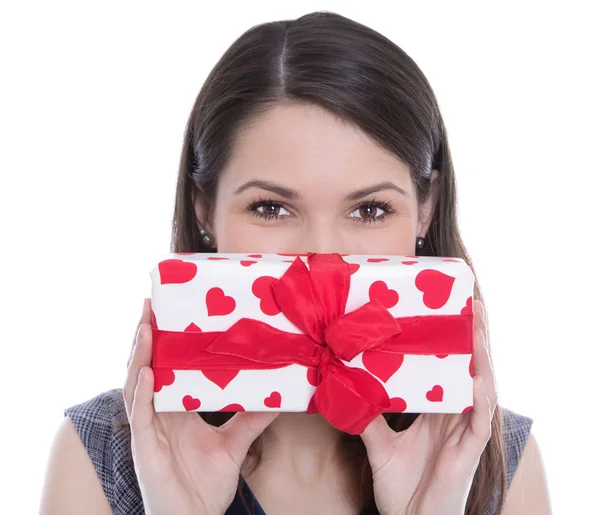 Isolerad kvinna med en present med röda hjärtan. — Stockfoto