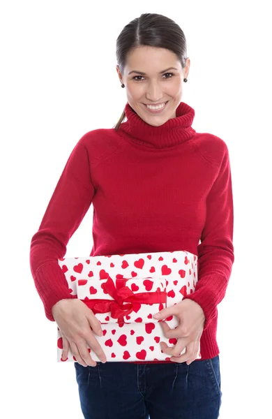 Jovem mulher sorrindo segurando uma caixa de presente para Valentim ou Natal — Fotografia de Stock