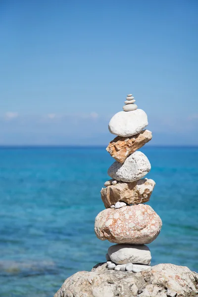 Blue ocean background with a stack of stones. — Stock Photo, Image