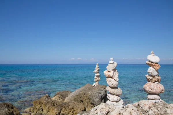 Fundo de água azul com uma pirâmide de pedra . — Fotografia de Stock