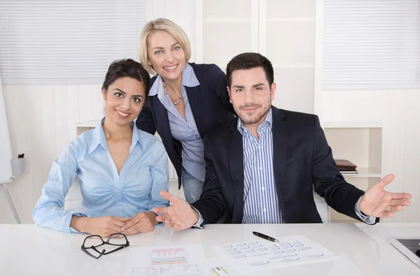 Porträt eines glücklich lächelnden Geschäftsteams. — Stockfoto