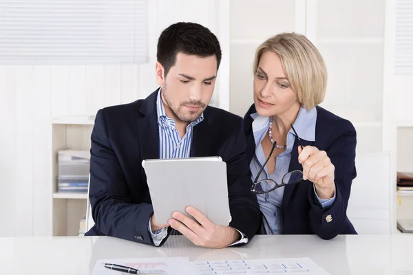 Directora gerente sénior con asistente mirando tableta digital . —  Fotos de Stock