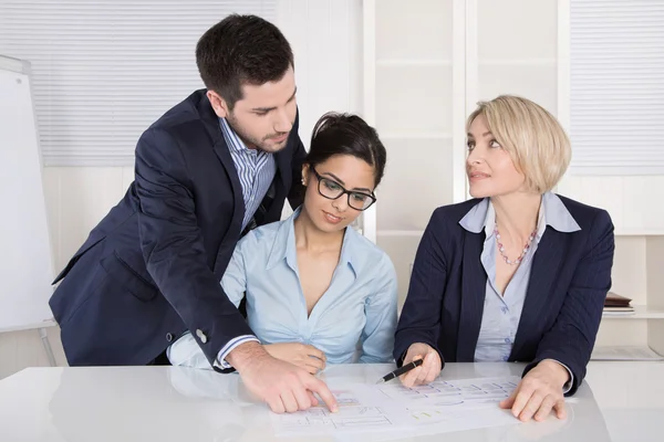 Business team in meeting searching solutions. — Stock Photo, Image