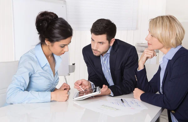 Colaboración empresarial exitosa - hombre y dos mujeres . — Foto de Stock