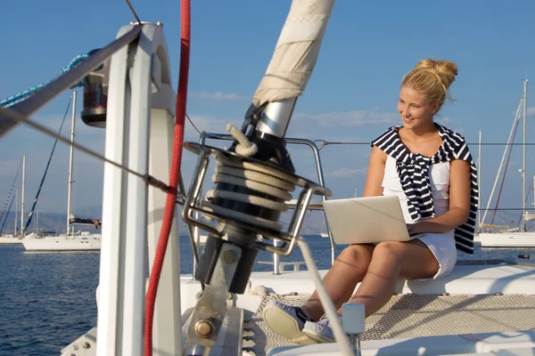 Cruising: segling kvinna som arbetar på en båt. — Stockfoto