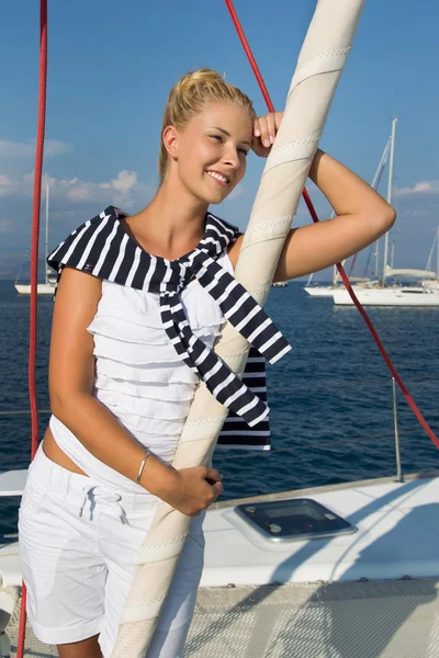 Kruissnelheid: zeilen vrouw op een luxe zeilboot in de zomer. — Stockfoto