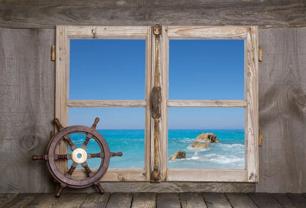 Urlaubskonzept: blauer Wasserhintergrund mit Lenkrad. — Stockfoto