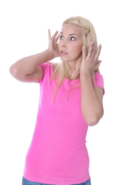 Mujer joven temerosa en camisa rosa aislada sobre blanco . —  Fotos de Stock