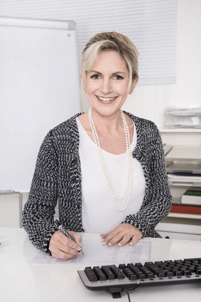 Retrato de mulher de negócios bem sucedida madura . — Fotografia de Stock