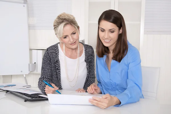 Zwei attraktive Geschäftsfrau in der Sitzung Analyse des Budgets. — Stockfoto