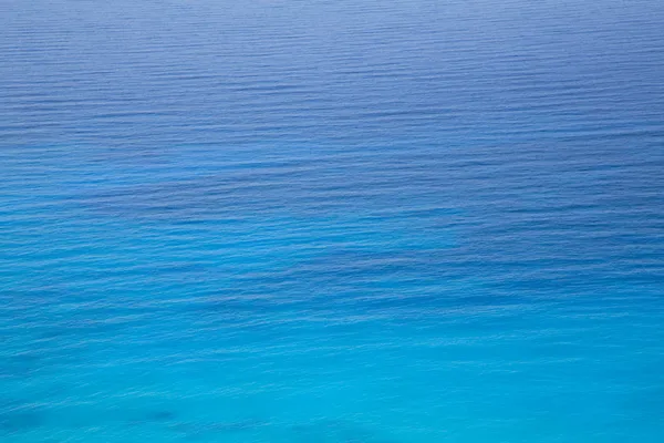 Blauwe water achtergrond - lege oppervlak van water — Stockfoto