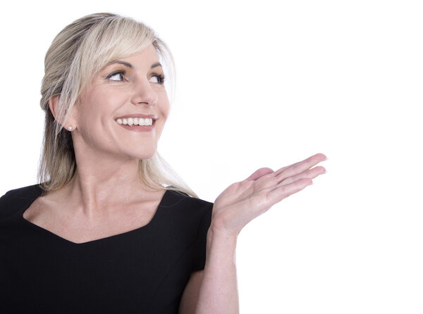 Лицо красивой пожилой женщины, смотрящей в сторону и представляющей
.