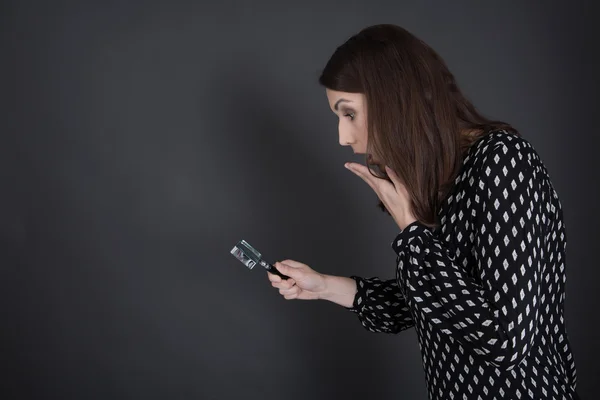 Geschäftsfrau in Schwarz sucht Begriffe und Bedingungen bei magn — Stockfoto