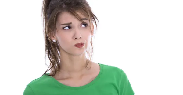 Rostro de una joven escéptica en camisa verde aislada . — Foto de Stock