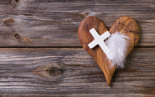 Fondo de madera con corazón de olivo y cruz blanca para una obitua — Foto de Stock