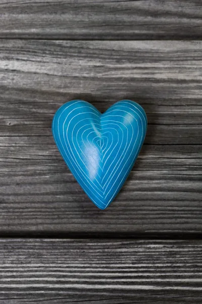 Turquoise blue heart on grey shabby chic background. — Stock Photo, Image