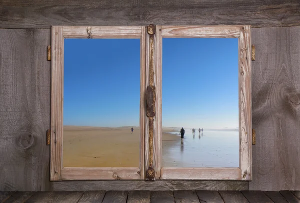 Strandspaziergang - Sommerurlaub am Meer - Konzept auf Holzbalken — Stockfoto