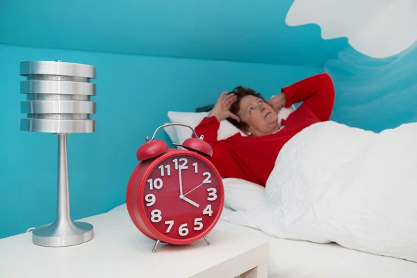 Vezető nő az ágyban, beteg, álmatlanság vagy insomni szenvedett — Stock Fotó