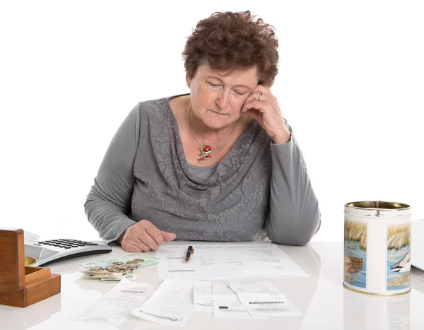Traurige Rentnerin hat Geldprobleme - Altersarmut. — Stockfoto