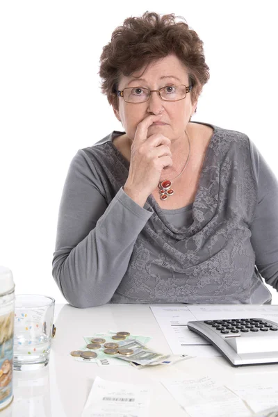 Gepensioneerde m/v triest vrouw hebben geldproblemen - armoede in het tijdperk. — Stockfoto