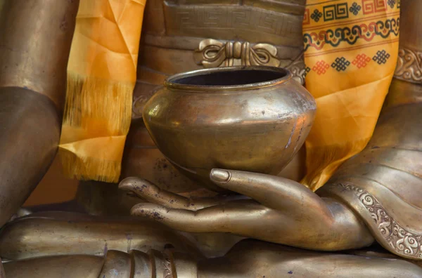 Goldene Bronze-Buddha-Hand mit einer Klangschale. — Stockfoto