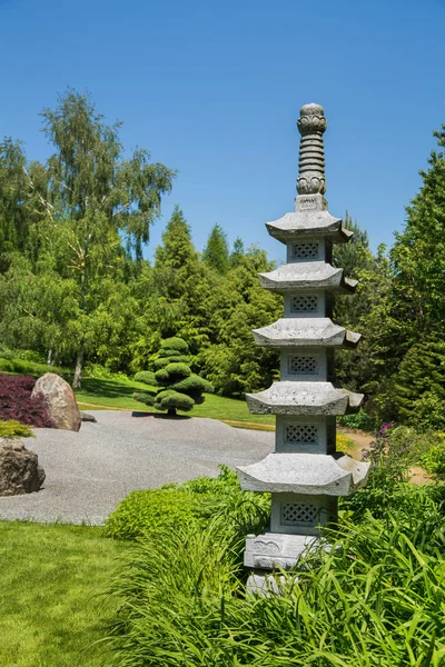 Meraviglioso giardino giapponese con un tempio o stupa tibetano . — Foto Stock
