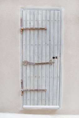 bir duvar eski ahşap gri kapı 