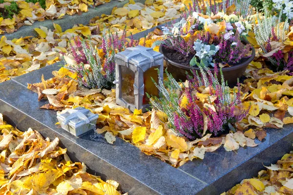 Herbstdekoration auf dem Grab voller Blätter. — Stockfoto