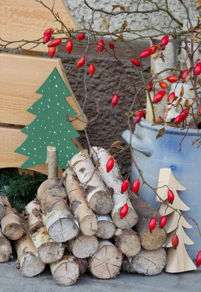 Natuurlijke houten decoratie van Kerstmis met rode rozebottels. — Stockfoto