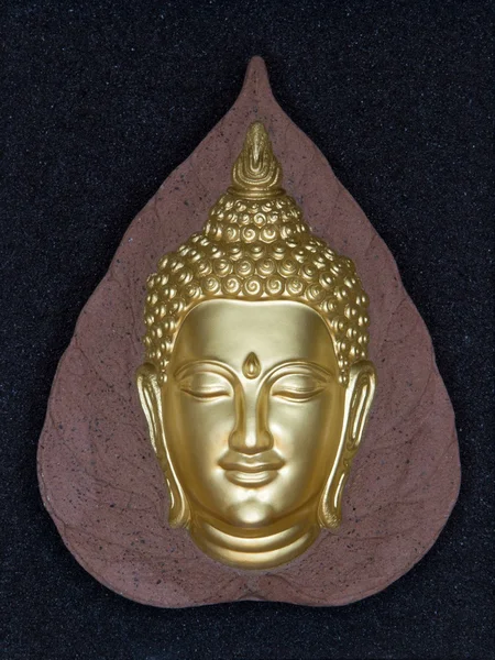 Buddha huvud i gyllene färger. — Stockfoto