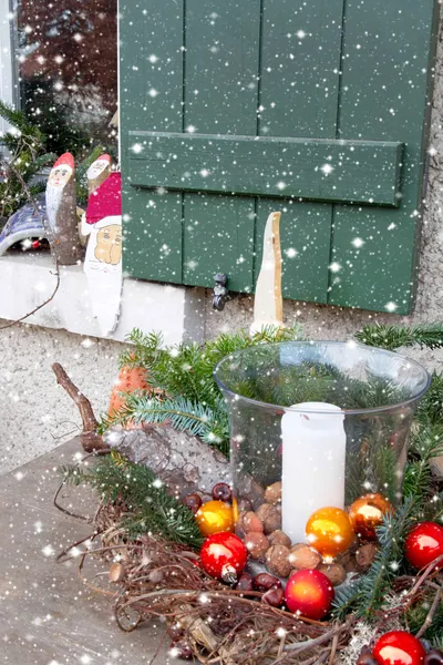 Alféizar de ventana exterior decorado con brezo y santa para Navidad — Foto de Stock