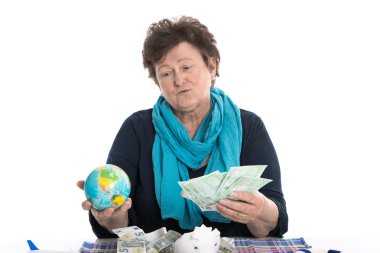 portre: dalgın yaşlı bayan tatil - para con hakkında düşünme