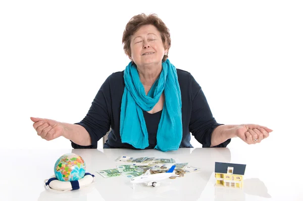Geïsoleerde gelukkig senior vrouw of gepensioneerde m/v-geld concept voor tra — Stockfoto