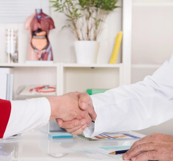 Dando la mano en el consultorio médico . —  Fotos de Stock