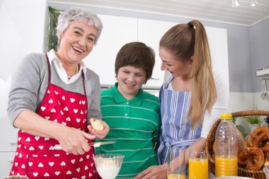 üç kuşak birlikte - mutlu yaşayan aile togethe pişirme