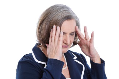 baş ağrısı ya da sorunları olan stresli ve izole yaşlı kadın.