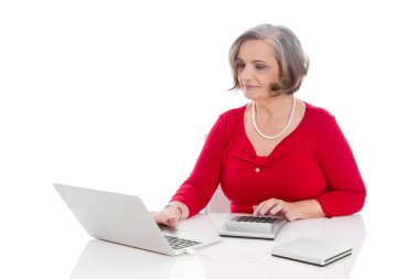 çekici üst düzey kadın yemlik oturma Masası co ile izole