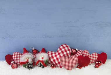 ahşap Noel kek ve kırmızı arka plan kontrol o mavi