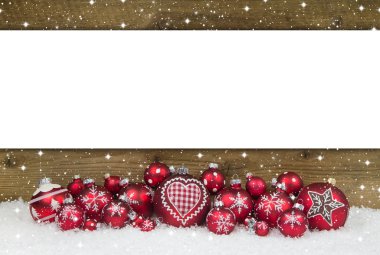 ahşap Noel arka plan kırmızı taşaklı bir tebrik kartı.