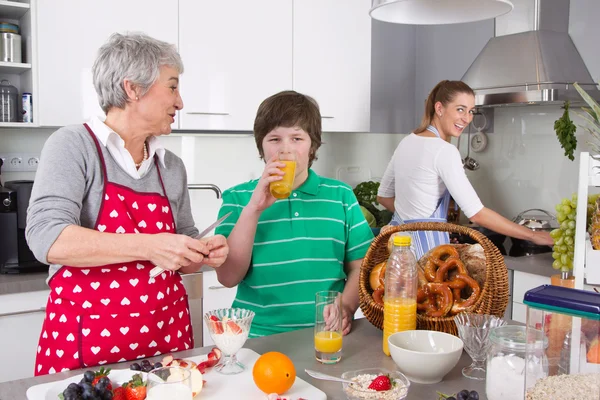 Žijí spolu - happy tři generace rodiny vaření dohromady — Stock fotografie