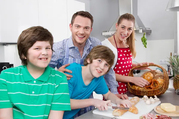 Lycklig familj i köket förbereder frukost på söndag. — Stockfoto