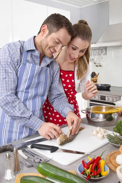 Jeune couple marié frais dans la cuisine cuisiner ensemble frais — Photo