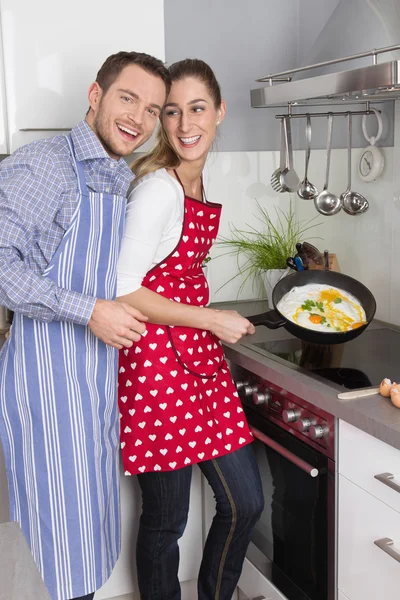 Μικρά φρέσκα παντρεμένο ζευγάρι στο μαγείρεμα κουζίνα μαζί τηγανητό — Φωτογραφία Αρχείου