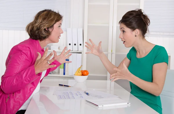 Dos mujeres de negocios disputando en la oficina que tienen desacuerdo . —  Fotos de Stock