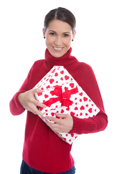 Geïsoleerd glimlachend jonge vrouw in het rood houden een cadeautje in haar han — Stockfoto