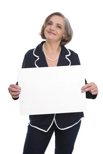 Retrato: empresária sênior isolada segurando um sinal branco para — Fotografia de Stock