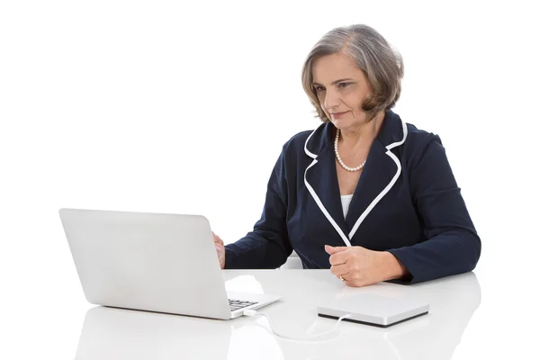 Porträt: kompetente Seniorin sitzt mit Co am Schreibtisch — Stockfoto