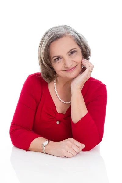 Retrato de uma mulher de negócios profissional mais velha em vermelho isolado — Fotografia de Stock