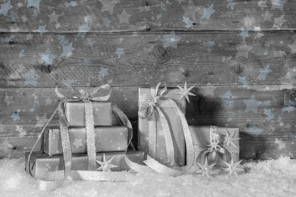 Caixas de presente de prata para o Natal em chique gasto em backgro de madeira — Fotografia de Stock